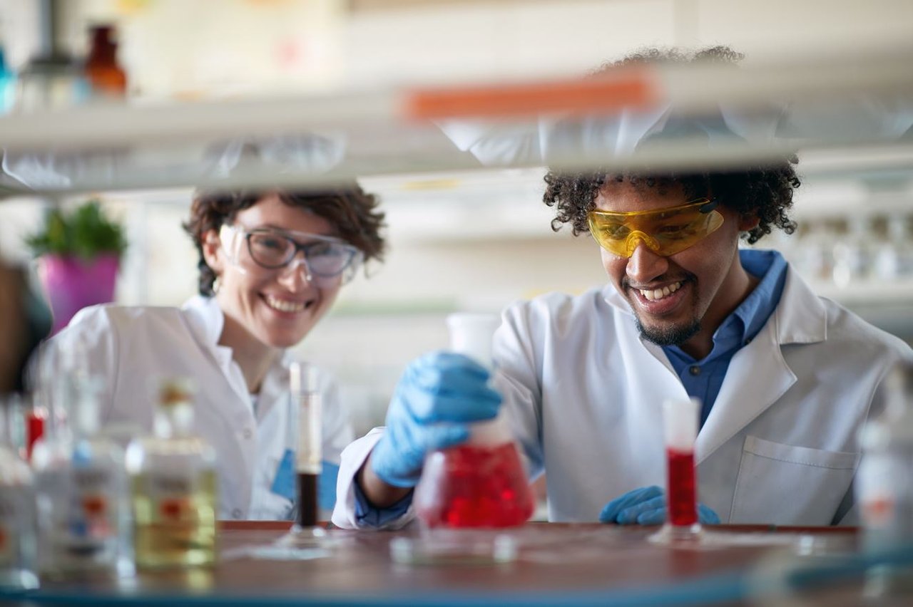 Collega's werken in laboratorium